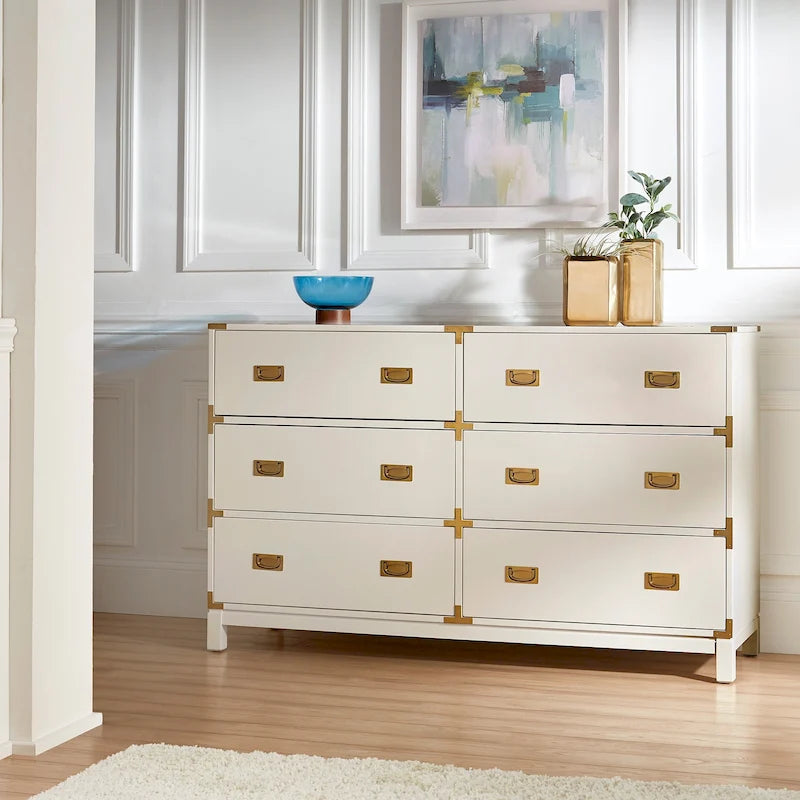 Commode de style campagne avec quincaillerie dorée