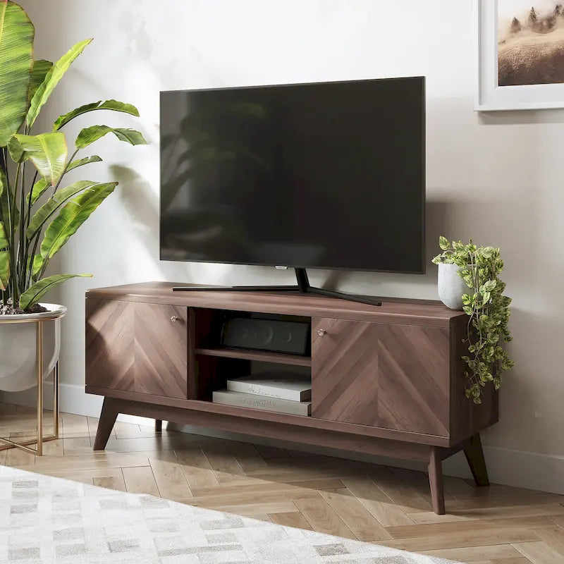 Meuble TV avec portes de placard à chevrons et pieds en bois, convient aux téléviseurs jusqu'à 65 pouces