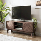 Meuble TV avec portes de placard à chevrons et pieds en bois, convient aux téléviseurs jusqu'à 65 pouces