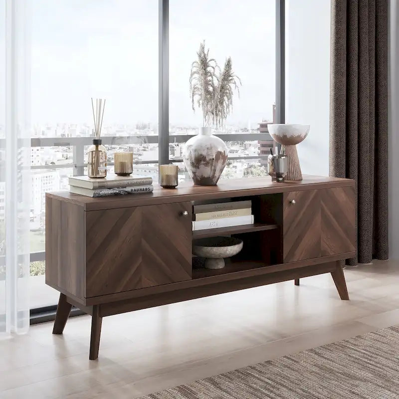 Meuble TV avec portes de placard à chevrons et pieds en bois, convient aux téléviseurs jusqu'à 65 pouces