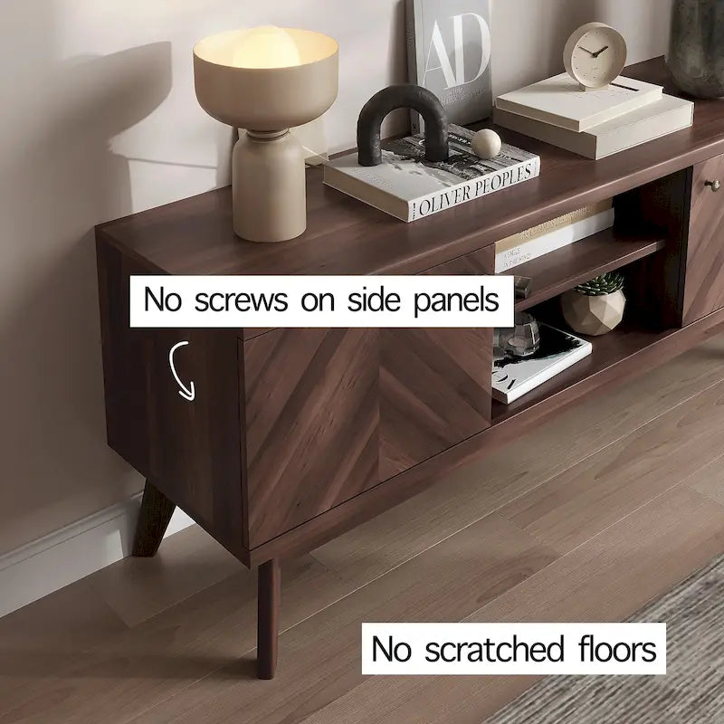 Meuble TV avec portes de placard à chevrons et pieds en bois, convient aux téléviseurs jusqu'à 65 pouces