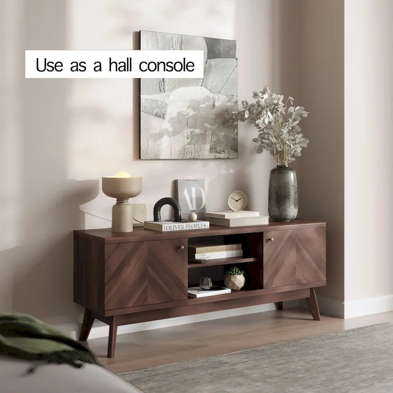 Meuble TV avec portes de placard à chevrons et pieds en bois, convient aux téléviseurs jusqu'à 65 pouces